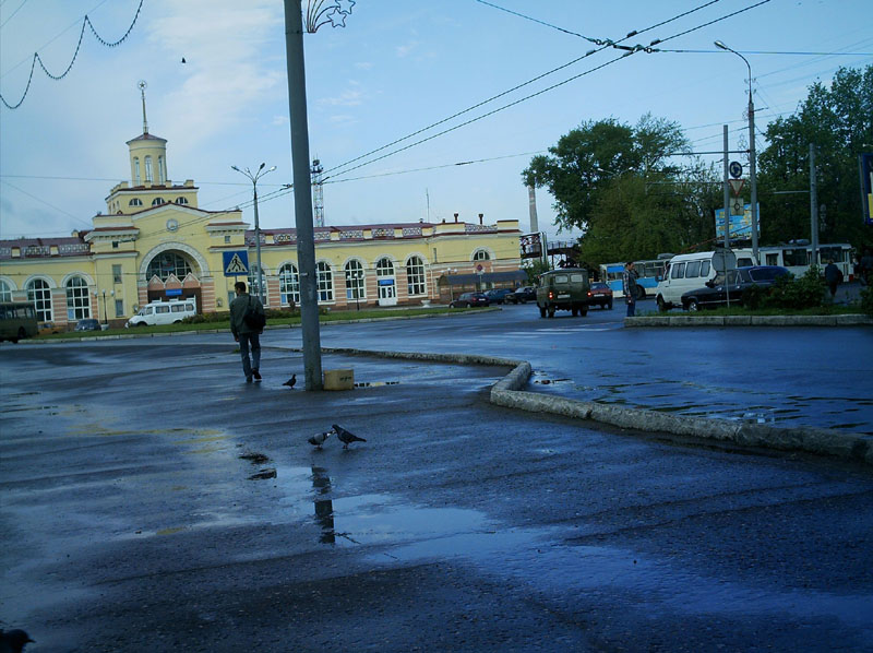 Вокзал прекрасного города Йошкар-Ола. Прохладное утро 25 мая 2006 года.
