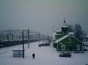 Вид с переходного моста на станцию и вокзал в Медвежьегорске