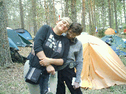 Я и Марьяша на фоне палаток