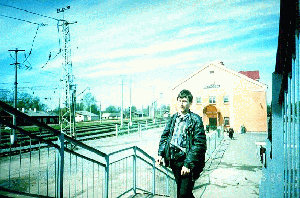 :Я на фоне вокзала в Окуловке