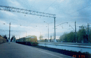 Тепловоз М-62 отходит с пригородным поездом от перрона станции Выборг